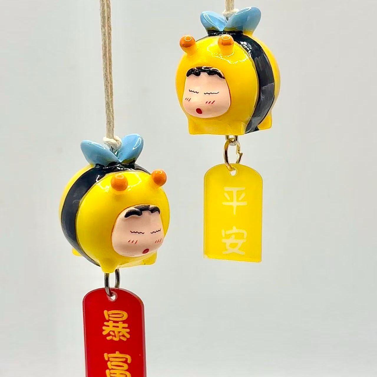 Car Accessories Hanging - Crayon Shin-chan Bienen-Cosplay-Figur Auto-Hängeanhänger Rückspiegel-Ornament Auto-Innenausstattung